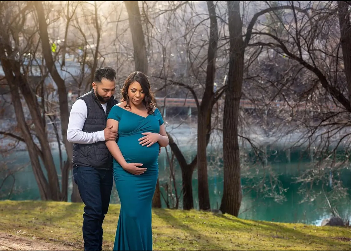 Maternity portrait in Riverwalk Park in Chelan