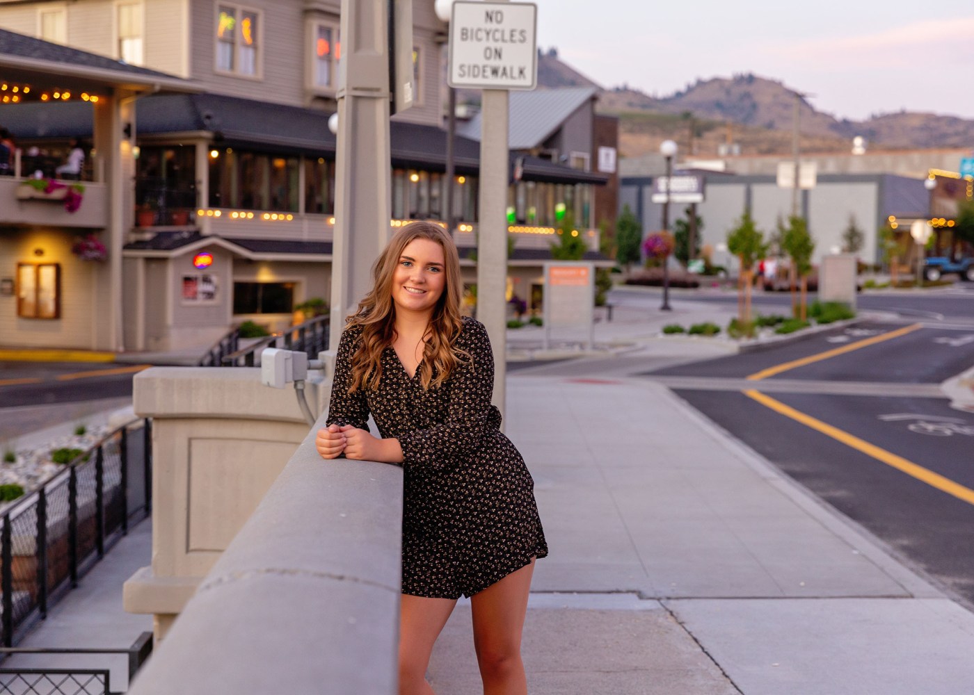 Senior girl leaning on overlook in downtown Chelan